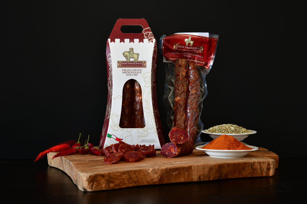 Salsiccia stagionata semipiccante di suino nero Lucano